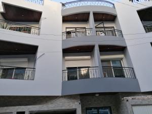 an external view of a building with balconies at Keur Aïda Immeuble de standing in Dakar