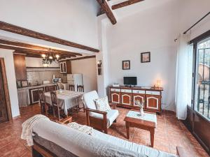A kitchen or kitchenette at El Vergel de Berchules