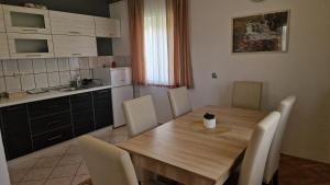 Kuchyň nebo kuchyňský kout v ubytování Apartment Nikolina
