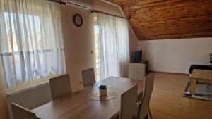 TV a/nebo společenská místnost v ubytování Apartment Nikolina