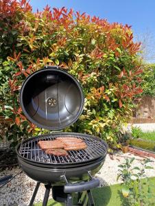Ein für Gäste verfügbarer Grill in der Ferienwohnung