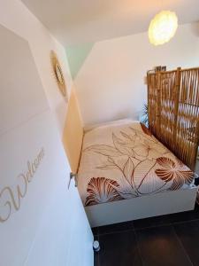 Zimmer mit einem Bett in einer Box in der Unterkunft Apartment with pool in secure residence in Nizza