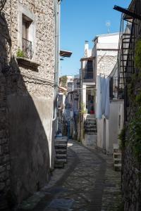 an alley in a town with buildings at La Casa nella pietra suite Gargano in Vico del Gargano