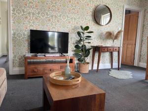 TV a/nebo společenská místnost v ubytování The Dairy Flat