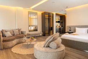 una camera con letto e un soggiorno di Suites By Le Rêve a Tangeri