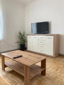 a living room with a coffee table and a tv at Ferienwohnung Ana in Langenlois