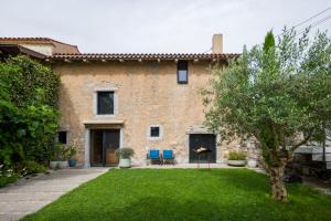 DutovljeKambra的院子里的砖房,有两把蓝色的椅子