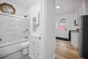 Ένα μπάνιο στο Shadyside, Pittsburgh !C Modern and Bright Private Bedroom with Shared Bathroom +11 φωτογραφίες