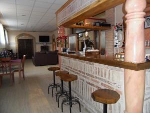 a bar in a restaurant with stools at Domus Viatoris in Sahagún