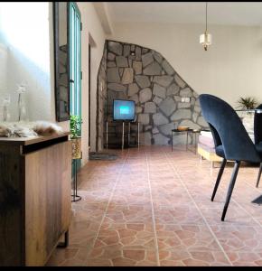 un soggiorno con parete in pietra di Agali Apartments ad Ágios Nikólaos Altre 27 foto