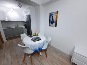 Η κουζίνα ή μικρή κουζίνα στο Apartment Hris Nikola Karev br4 stan 21 +3 φωτογραφίες