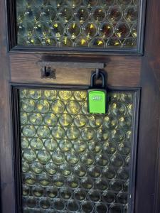 una porta con un cartello di prezzo di Sun & Relaxation La Tour a Morgex