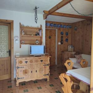 una camera da letto con scrivania e TV di Sun & Relaxation La Tour a Morgex