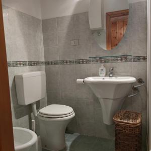 un bagno con un water e un lavandino di Sun & Relaxation La Tour a Morgex