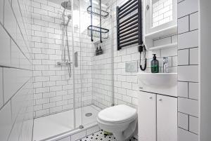 un bagno bianco con wc e doccia di Domek w Janowcu a Janowiec Altre 41 foto