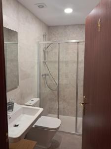 Koupelna v ubytování ALBERGUE CASA ARQUEÑA sólo peregrinos con credenciales + 37 fotografií