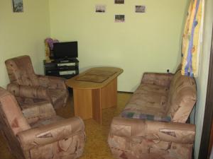 ein Wohnzimmer mit 2 Stühlen, einem Tisch und einem Sofa in der Unterkunft Marina Karsibór in Karsibór