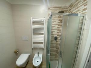 Un baño con ducha, inodoro y lavabo. en Parco del levante 3, en Bari