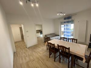 Un comedor y una sala de estar con mesa y sillas. en Parco del levante 3, en Bari 13 fotos más