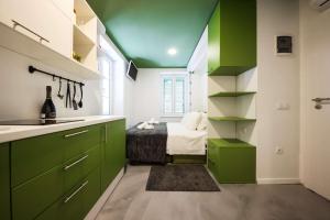 una cocina con armarios verdes y una cama en una habitación en Old City Micro-apartments, en Zadar 46 fotos más