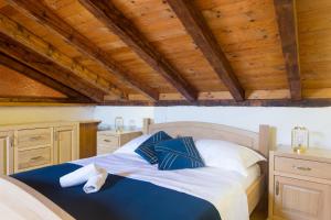 カシュテラにあるVilla Jureの木製の天井のベッドルーム1室(大型ベッド1台付) +62枚の写真