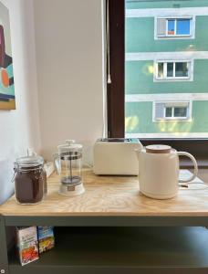 a wooden counter with coffee mugs and a window at Zentrale Wohnung mit Parkplatz in Graz