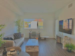 Χώρος καθιστικού στο Designer 1 Bedroom Condo in Prime Hollywood