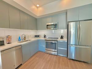 Η κουζίνα ή μικρή κουζίνα στο Designer 1 Bedroom Condo in Prime Hollywood