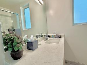 Ένα μπάνιο στο Designer 1 Bedroom Condo in Prime Hollywood +6 φωτογραφίες