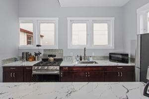 Η κουζίνα ή μικρή κουζίνα στο 1900's Victorian Home Sleeps 22 8BDRM 3Bath