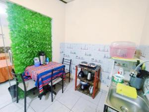Samay Misti ApartHostal في أريكيبا: مطبخ مع طاولة وجدار أخضر +8 صور