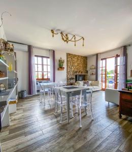Una cocina y un comedor con mesas y sillas. en Nest Guesthouse, en Castelnuovo del Garda