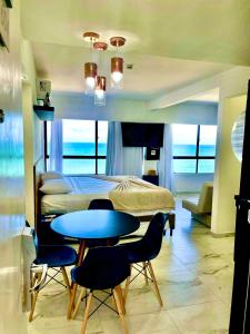 a bedroom with a bed and a table and chairs at NAVEGANTES HOTEL VISTA PARA MAR Boa Viagem in Recife