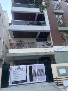 Το κτήριο όπου στεγάζεται  το διαμέρισμα