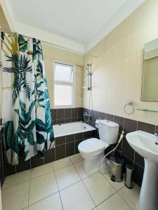 Koupelna v ubytování Cozy 2BR APT - Swimming pool - Hesperides