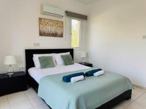 A bed or beds in a room at Cozy 2BR APT - Swimming pool - Hesperides
