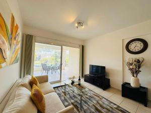 Posezení v ubytování Cozy 2BR APT - Swimming pool - Hesperides