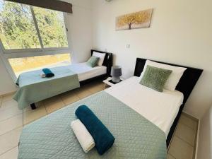 Postel nebo postele na pokoji v ubytování Cozy 2BR APT - Swimming pool - Hesperides + 16 fotografií