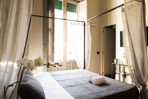 ein Schlafzimmer mit Himmelbett und Fenster in der Unterkunft Le Royal in Reggio di Calabria