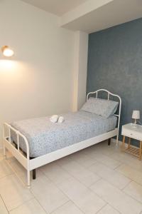 Un dormitorio pequeño con una cama y una pared azul. en Dimora Isabel, en Tívoli 24 fotos más