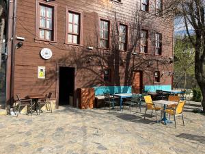 a group of tables and chairs in front of a building at Valide Sultan Konağı TARAKLI in Taraklı