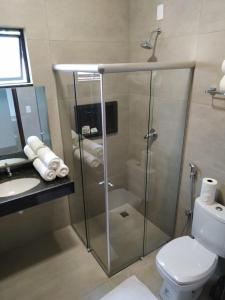 a bathroom with a shower and a toilet and a sink at Grandes Lagos Thermas Resorts in Santa Clara dʼOeste