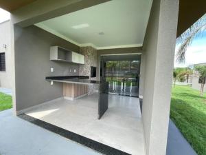 a kitchen with a counter in a house at Grandes Lagos Thermas Resorts in Santa Clara dʼOeste