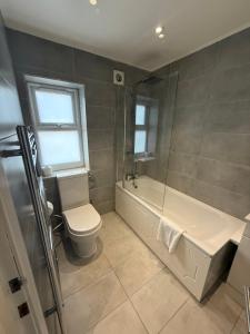 Bilik mandi di The Stylish Shamrock London Escape - Modern and Airy Apartment with Garden - Few minutes from tube