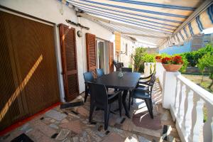 a patio with a table and chairs on a balcony at Lo Jardí de Benifallet in Benifallet