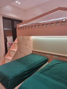a bedroom with a bunk bed and a green mattress at Kodra e diellit residence 2 in Selitë e Vogël