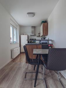 eine Küche mit Tisch und Stühlen in einem Zimmer in der Unterkunft Ferienwohnung im Tal der Liebe in Schmelz