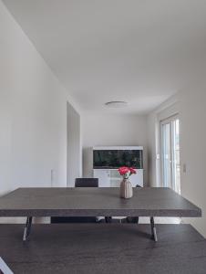 ein Tisch mit einer Vase mit Blumen darauf in der Unterkunft Ferienwohnung im Tal der Liebe in Schmelz + 2 Fotos