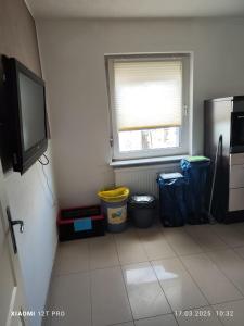 a room with a tv and some trash cans at Work and Stay Plettenberg 6 Betten Küche Bad in Plettenberg