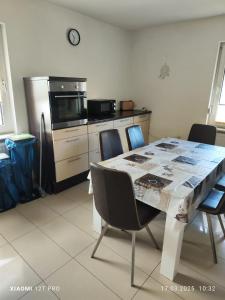 a kitchen with a table with chairs and a stove at Work and Stay Plettenberg 6 Betten Küche Bad in Plettenberg